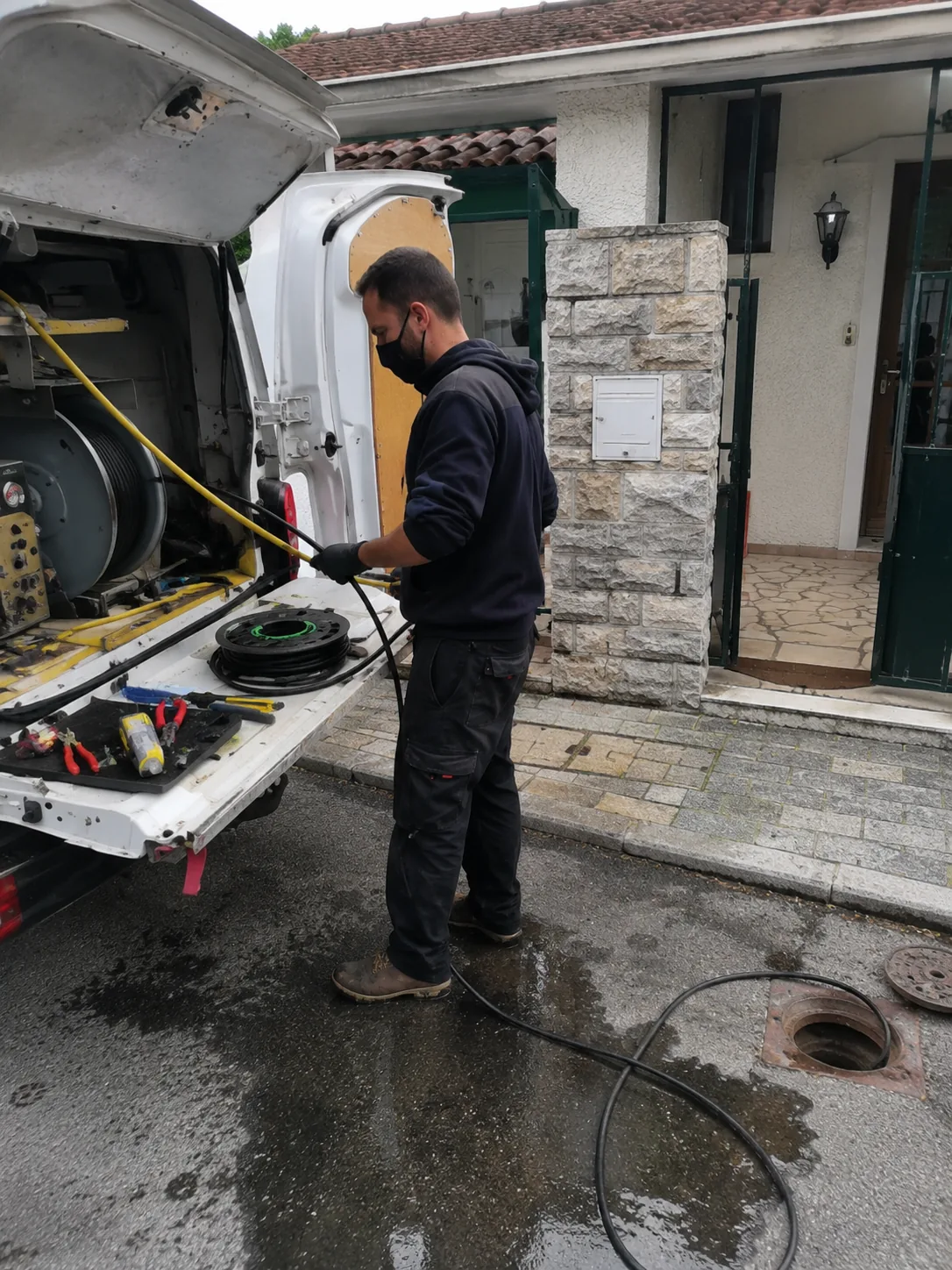 Hydrocurage d’une canalisation avec camion équipé d’un dérouleur haute pression